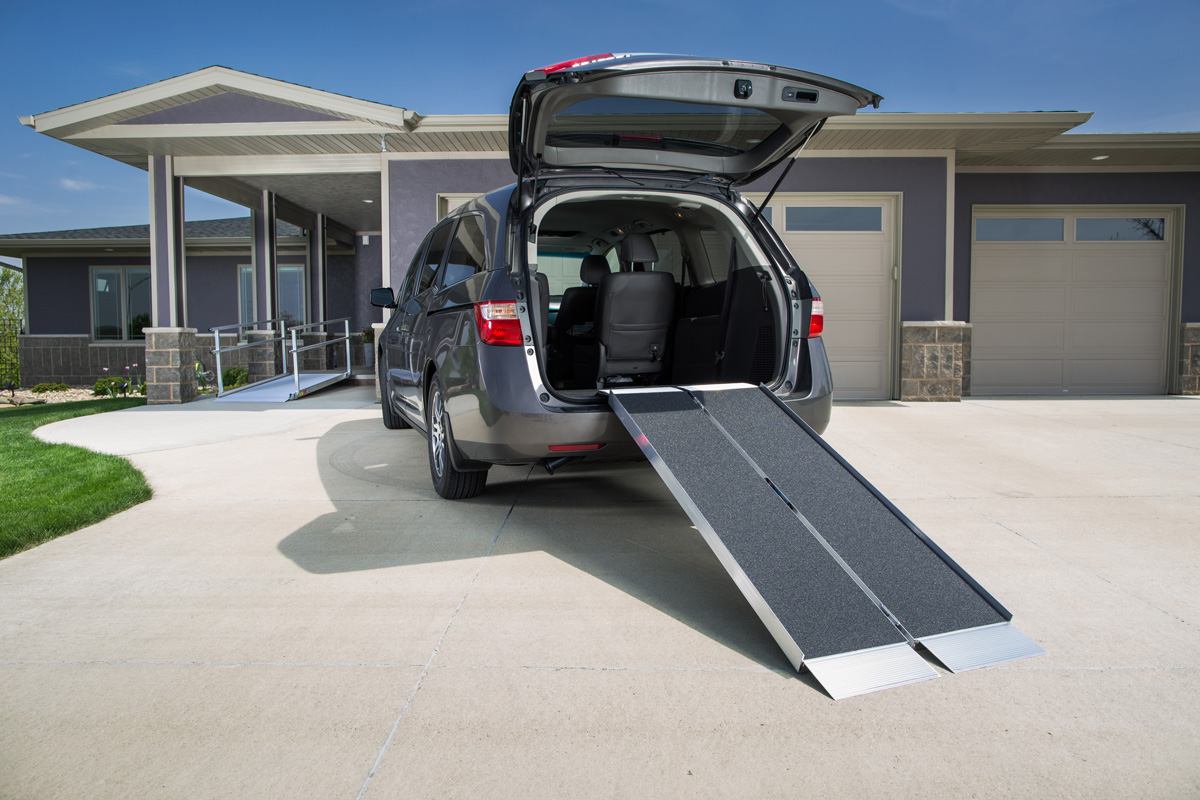 suitcase-singlefold-as-ramp-mini-van-application-1200px